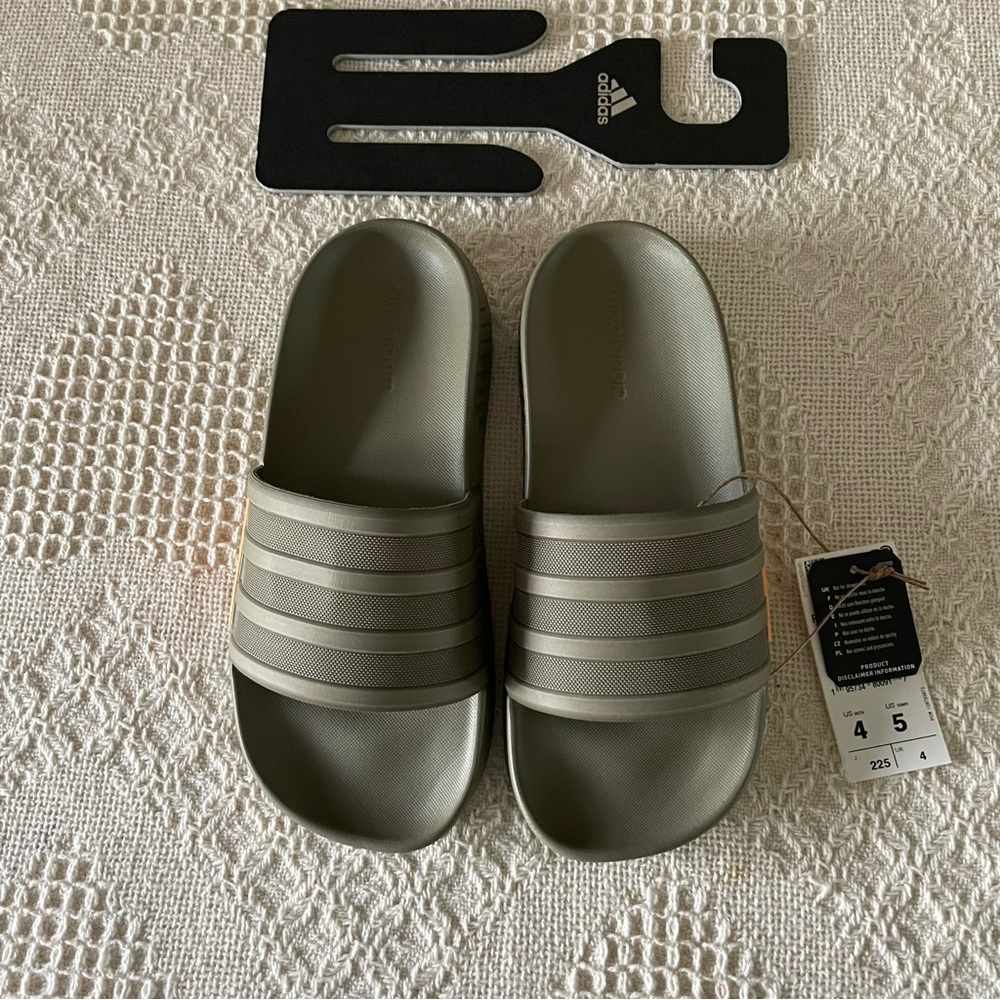 NEW ADIDAS SLIDES MEN/YOUTH 4 WOMENS 5